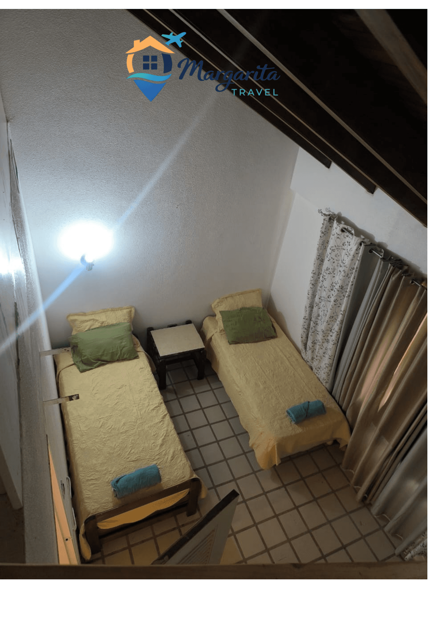 Chambre secondaire avec salle de bain dans le couloir