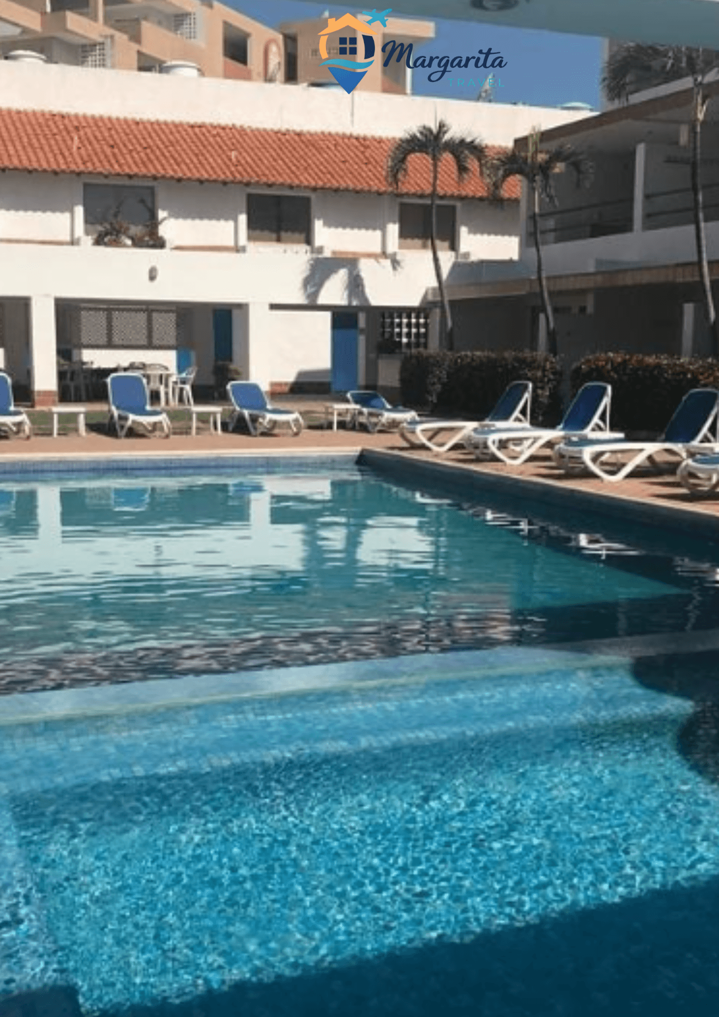 Patio avec barbecue et piscine